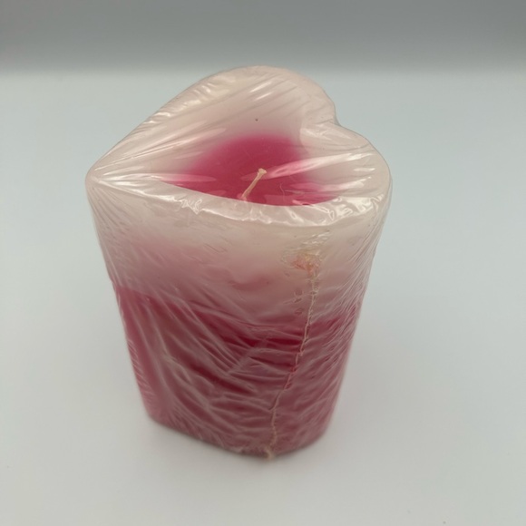*New* Heart-Shaped Pink and White Candle - Picture 6 of 10